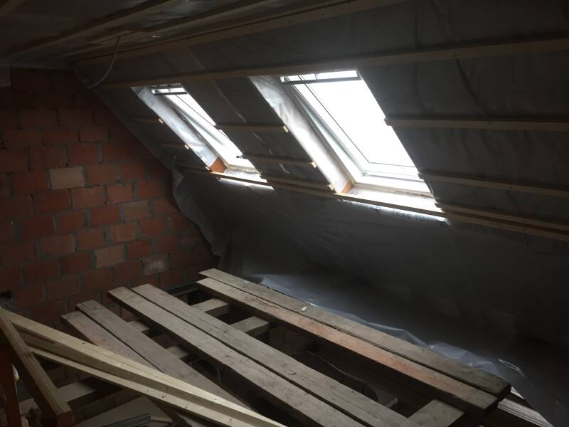 gevelbekleding ramen en deuren (Alu, hout en PVC) Veluxen plaatsen dakconstructies ook platte daken dakbedekking (pannen en EPDM) terrassen houten luiken lichtstraten dakgoten dakkapel