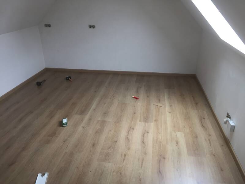 gevelbekleding ramen en deuren (Alu, hout en PVC) Veluxen plaatsen dakconstructies ook platte daken dakbedekking (pannen en EPDM) terrassen houten luiken lichtstraten dakgoten dakkapel