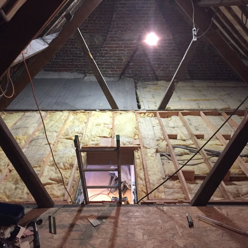 balkenlaag vervangen isolatie plaatsen dampscherm plaatsen dakconstructies aanpassen valse wanden plaatsen Gyproc plaatsen rechten van een oude vloer zolder omvormen tot woongedeelte