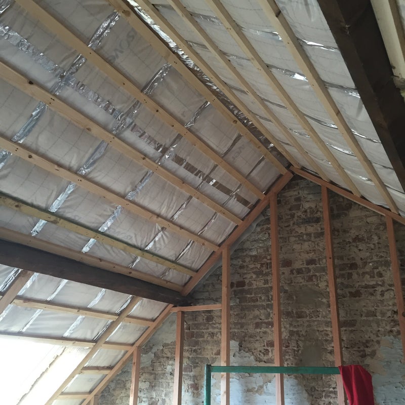 balkenlaag vervangen isolatie plaatsen dampscherm plaatsen dakconstructies aanpassen valse wanden plaatsen Gyproc plaatsen rechten van een oude vloer zolder omvormen tot woongedeelte