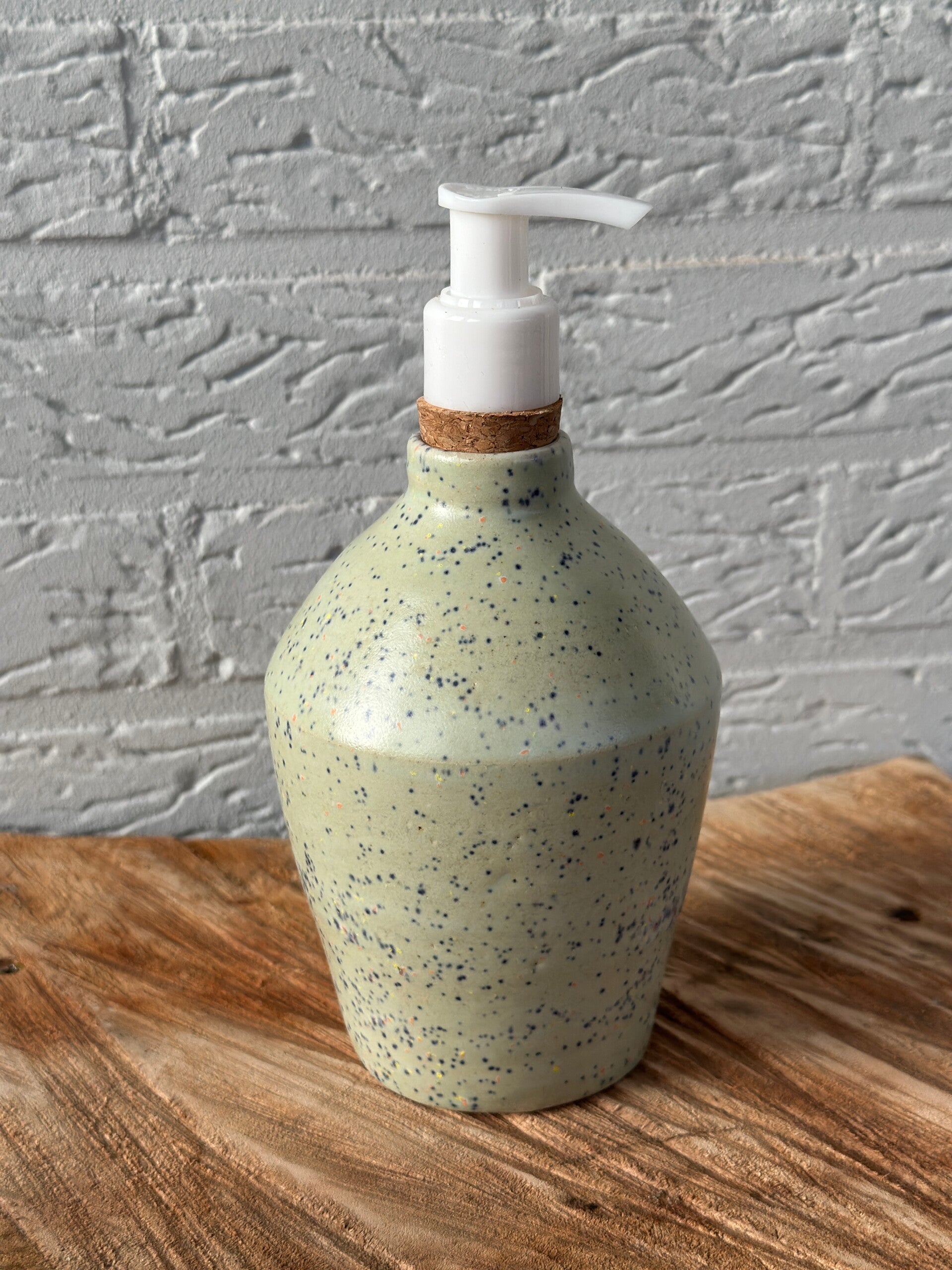 Zeepfles mint groen met spikkels