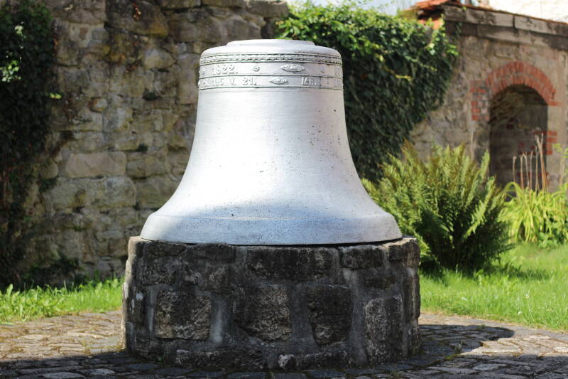 Im ersten Weltkrieg wurde die große Bronzeglocke für militärische Zwecke beschlagnahmt und zerstört. 1922 konnte nur eine Eisengussglocke als Ersatz beschafft werden. Im Jahr 2007 begann eine Spendenaktion für eine neue Bronzeglocke als Ersatz für den kur