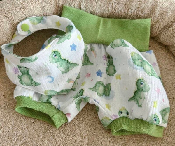 Kurze Pumphose mit Lätzchen