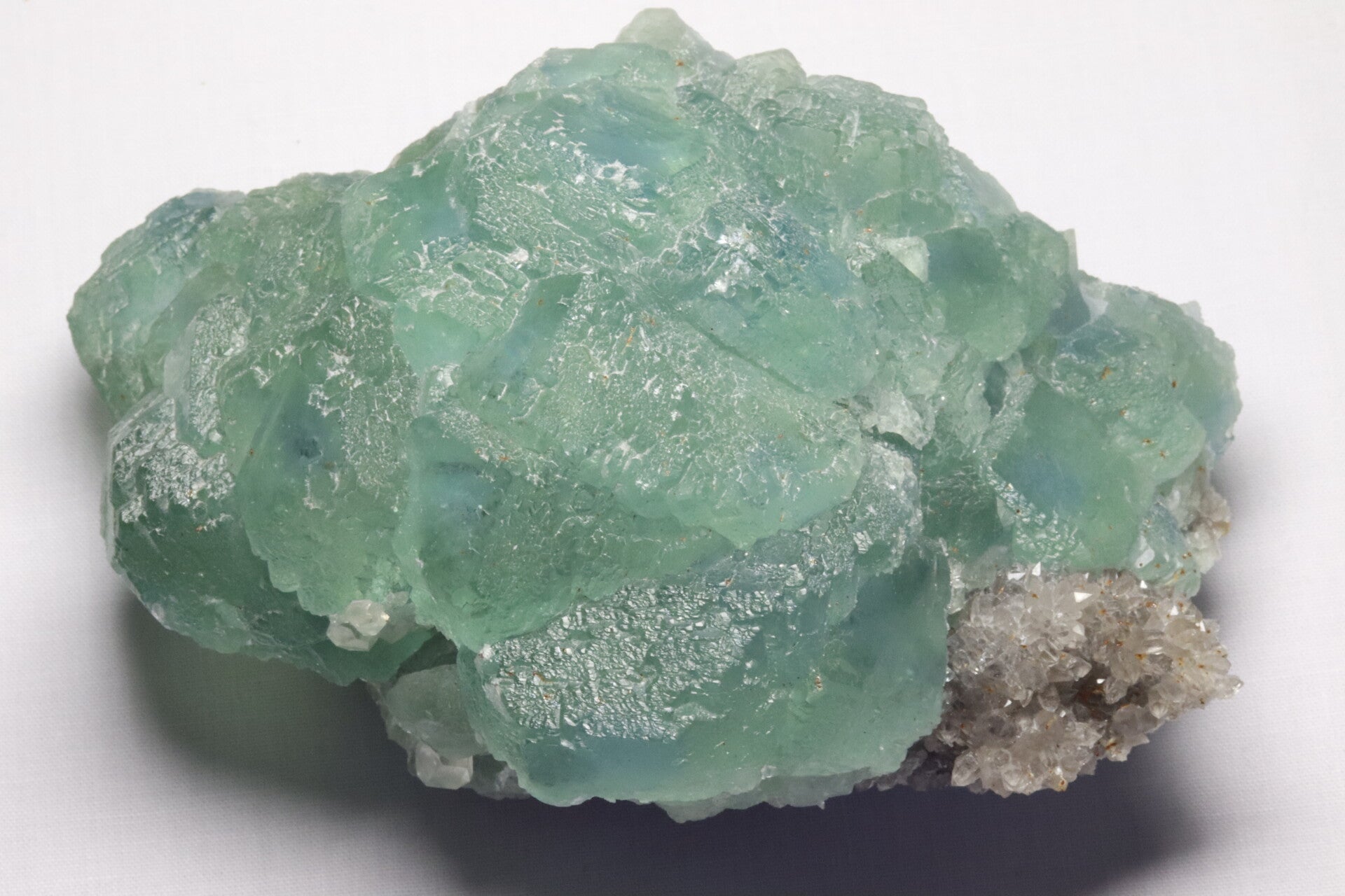 Groene fluoriet met calciet kristallen uit Fujian