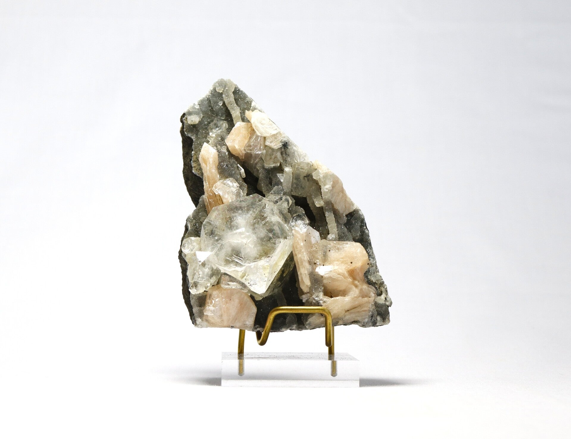 Zwarte chalcedoon met apofylliet en oranje stilbiet