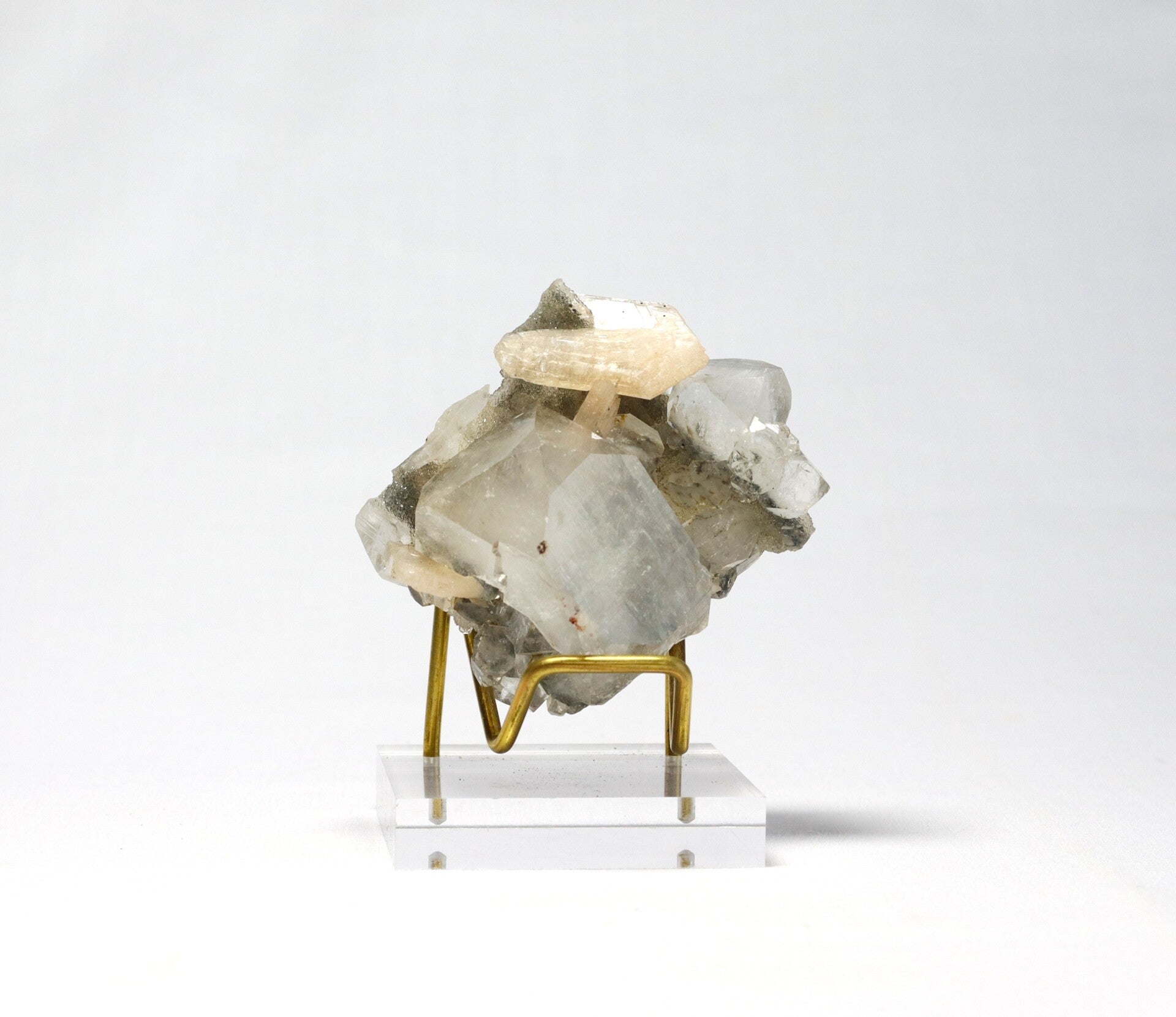 Zwarte chalcedoon met apofylliet en oranje stilbiet