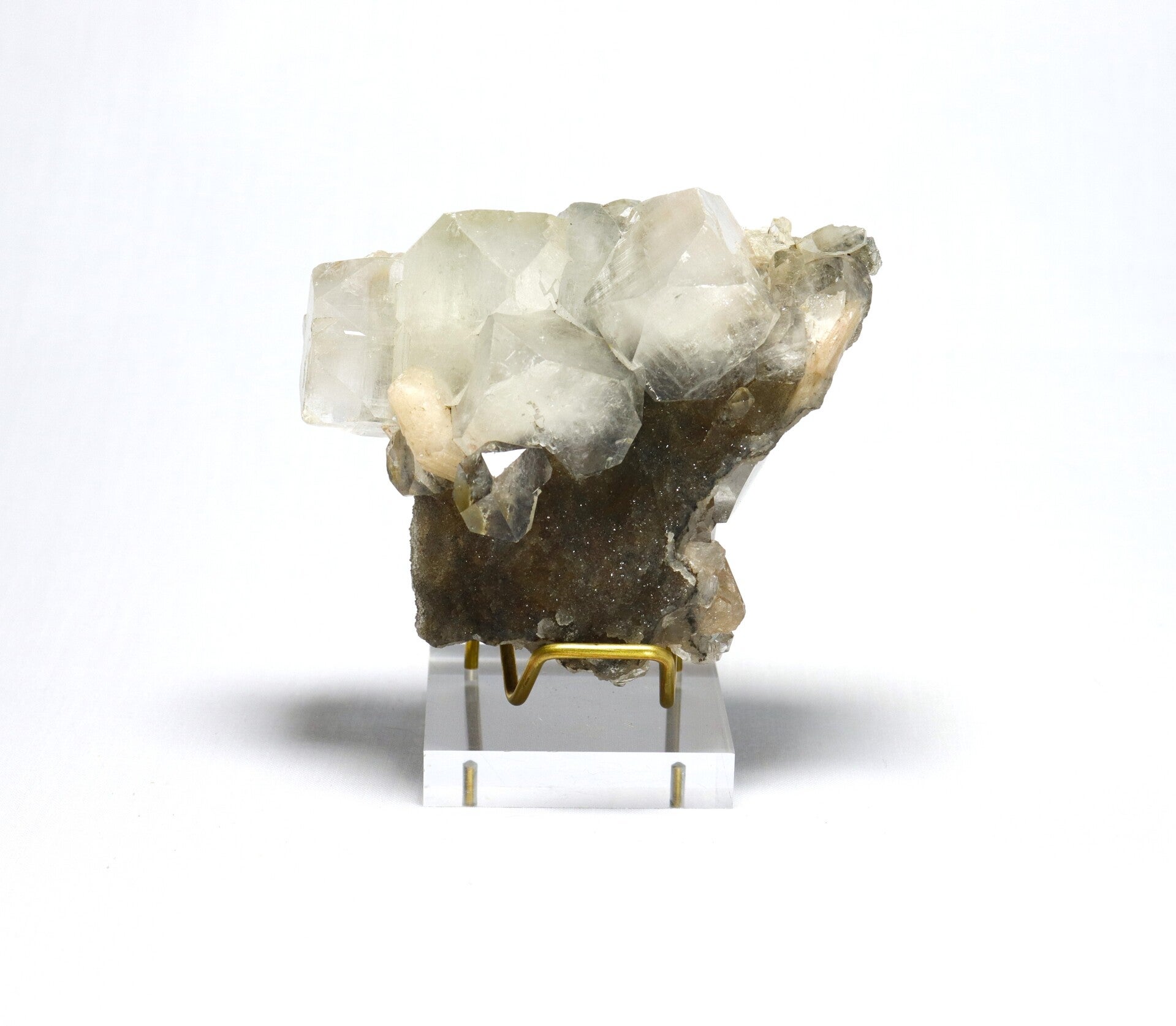 Zwarte chalcedoon met apofylliet en oranje stilbiet