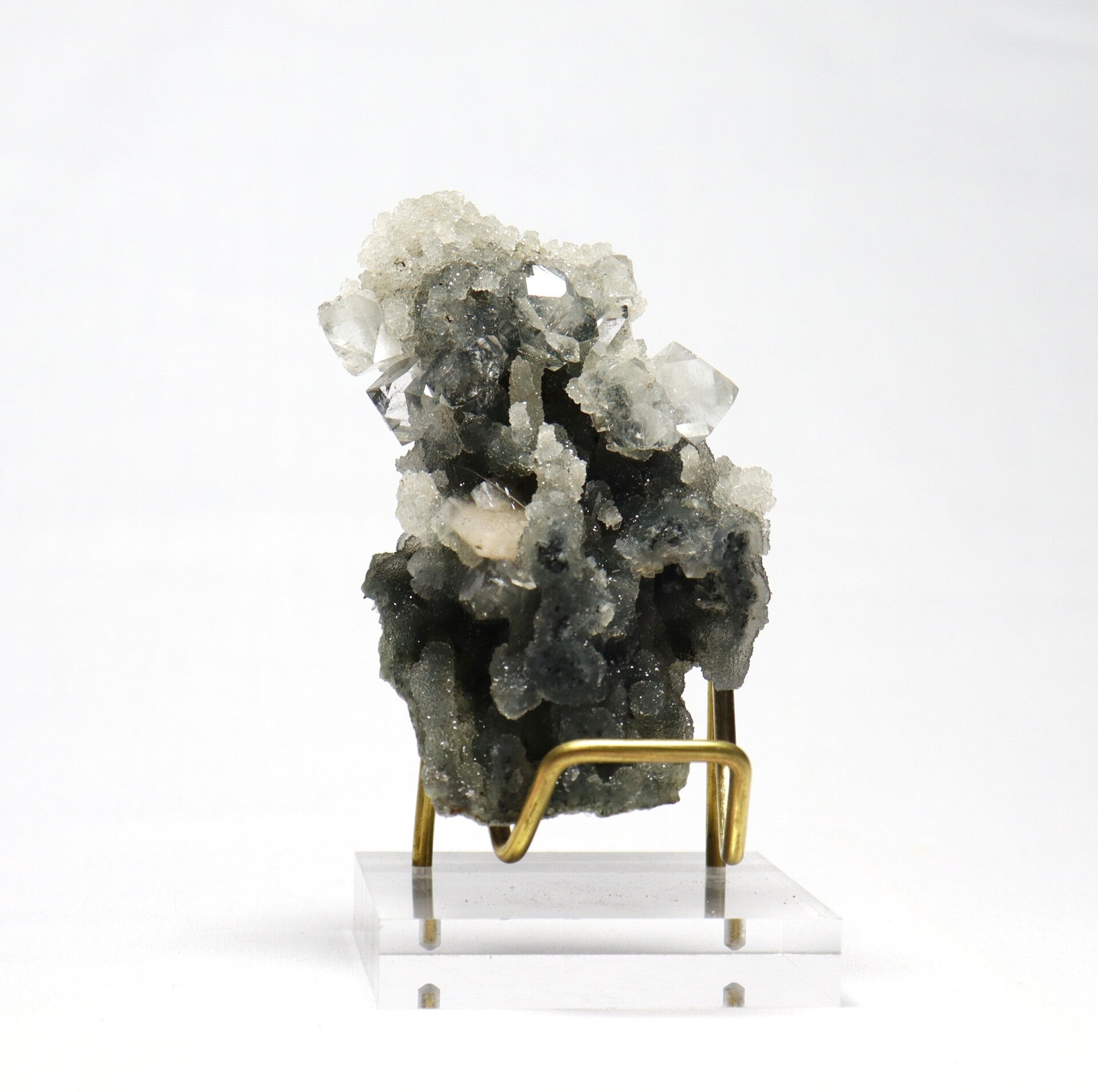 Zwarte chalcedoon met apofylliet en oranje silbiet