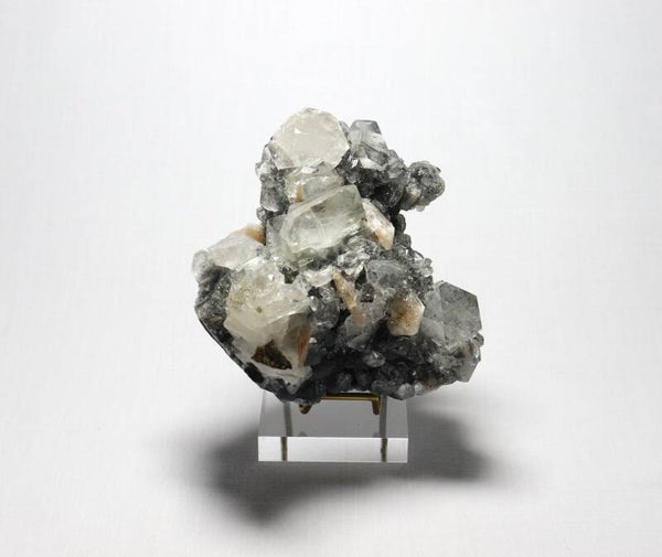 Zwarte chalcedoon met apofylliet en oranje stilbiet