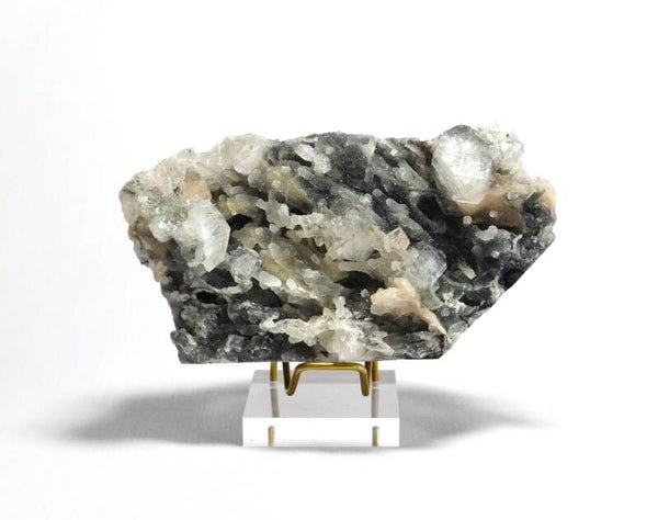 Zwarte chalcedoon met apofylliet en oranje stilbiet