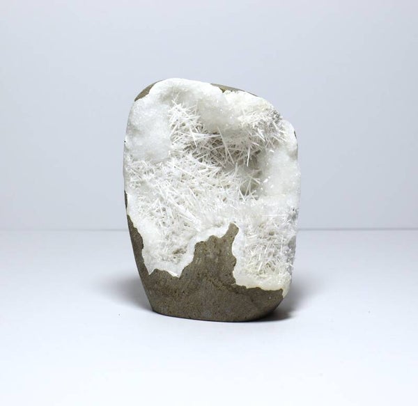 Scoleciet op witte aragoniet