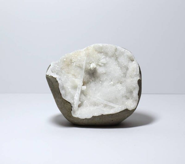 Scoleciet op witte aragoniet