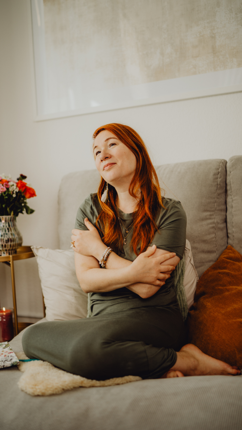 Schamanin Nicole umarmt sich selbst als Sinnbild für ihre Feinfühligkeit, Verbundenheit mit der Natur, ihrer Magie und Verbindung mit anderen Frauen