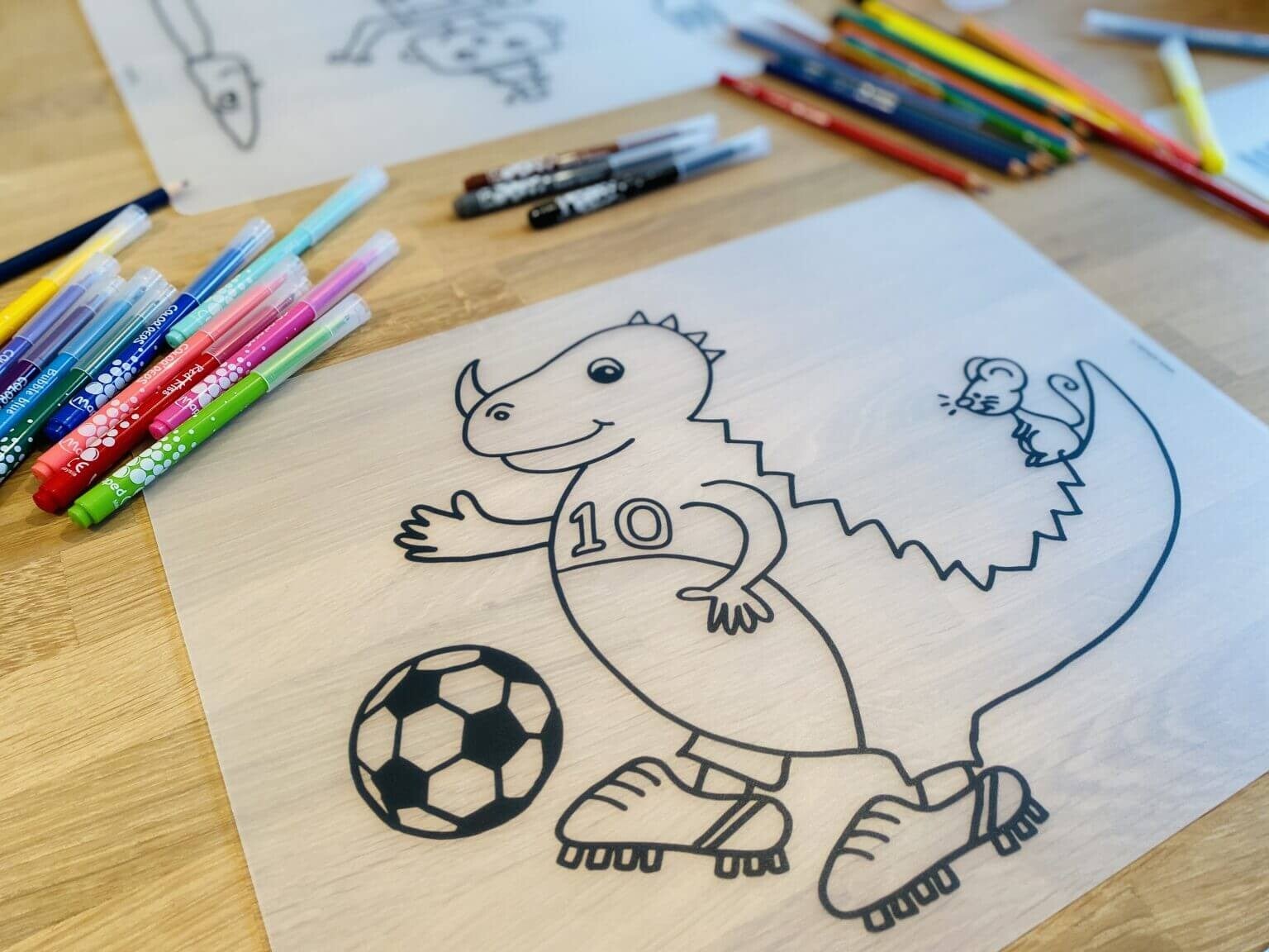 Herkleurbare placemat dino voetbal