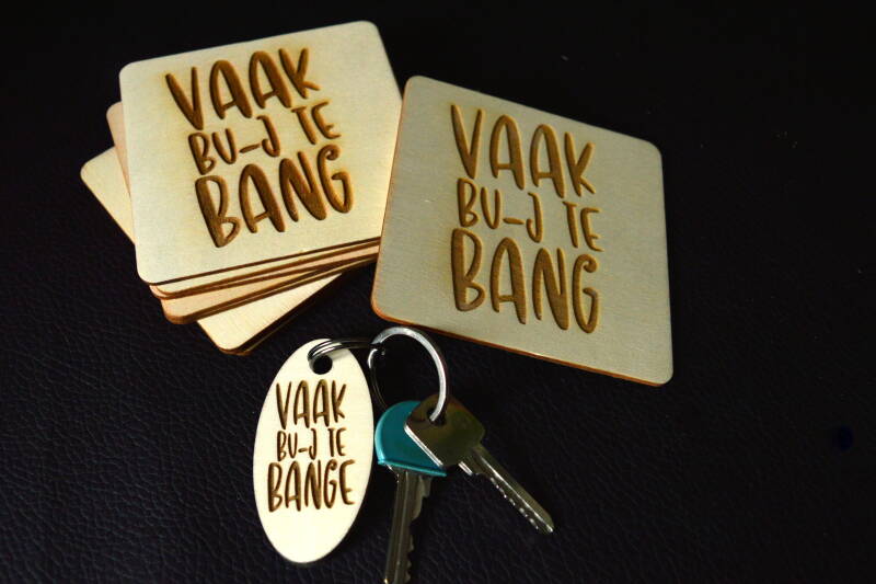 onderzetters en sleutelhanger met tekst