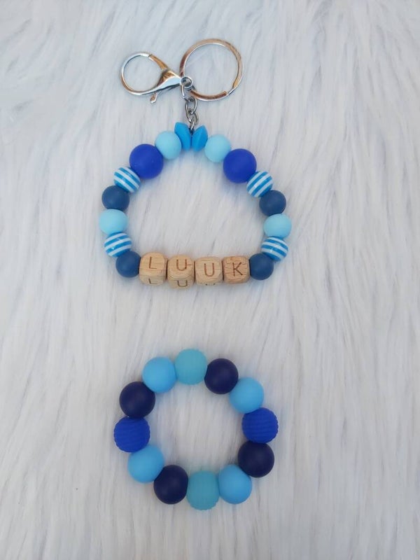 Baby-Mama geschenkset bijtring + gepersonaliseerde sleutelhanger blauw wit