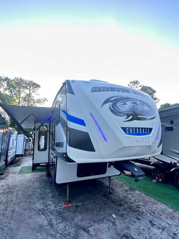 2018 Forest River Arctic Wolf 305ML6