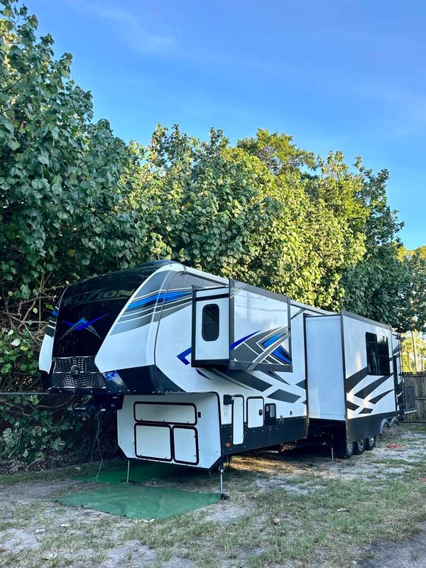 2021 Keystone Fuzion 427 Toyhauler