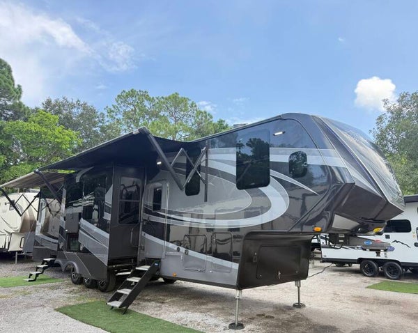 2022 Momentum (toyhauler)