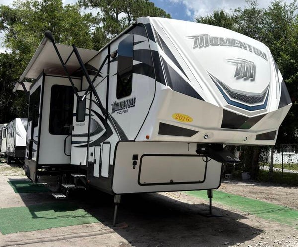 2016 Momentum (Toy hauler )