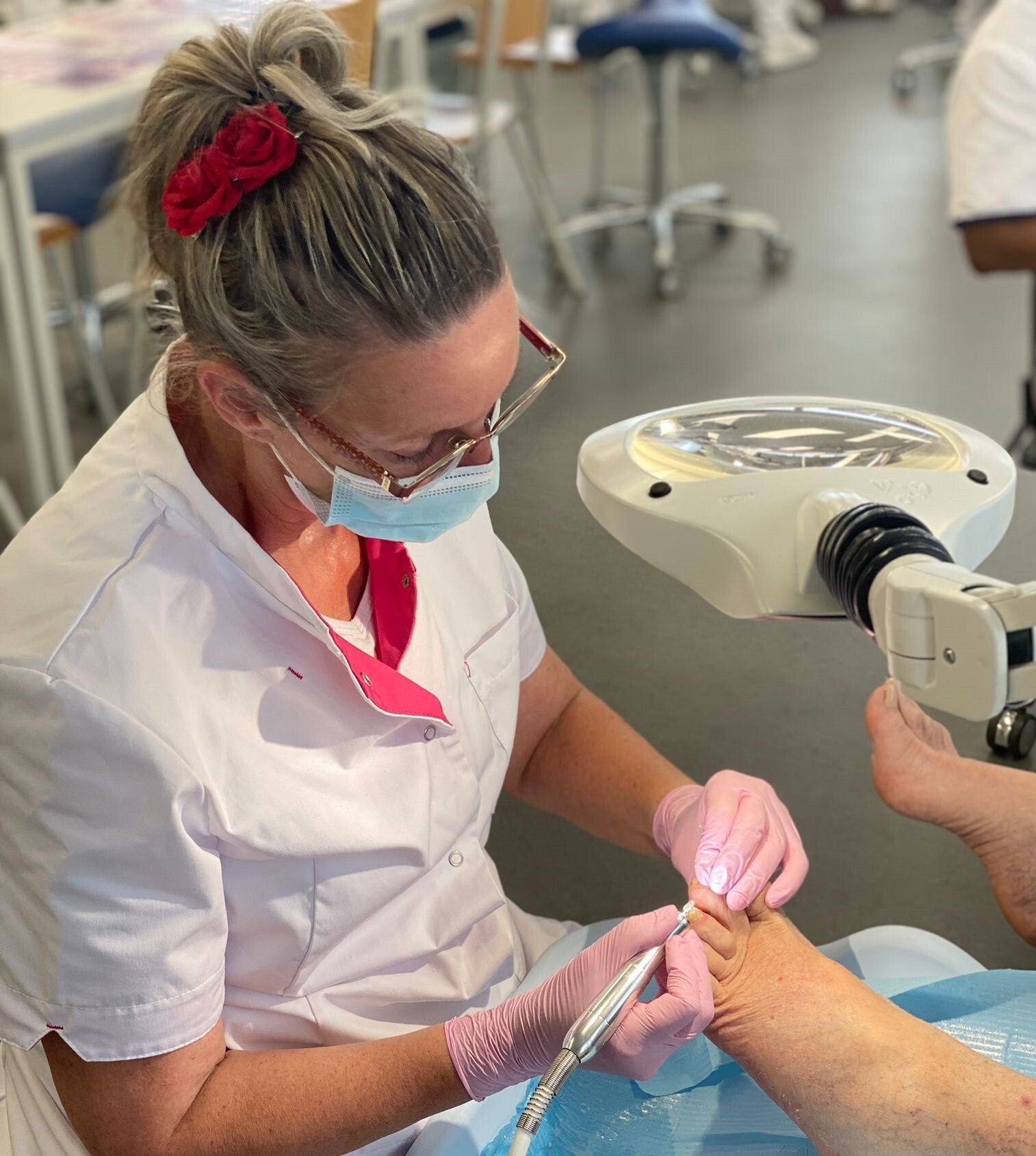 Bij 10 voor teen pedicure bent u aan het juiste adres voor professionele voetverzorging. Ik ben gediplomeerd en Provoet-lid, en behandel een breed scala aan voetproblemen met expertise en toewijding. Ik ben geen medisch pedicure, maar bied wel uitgebreide
