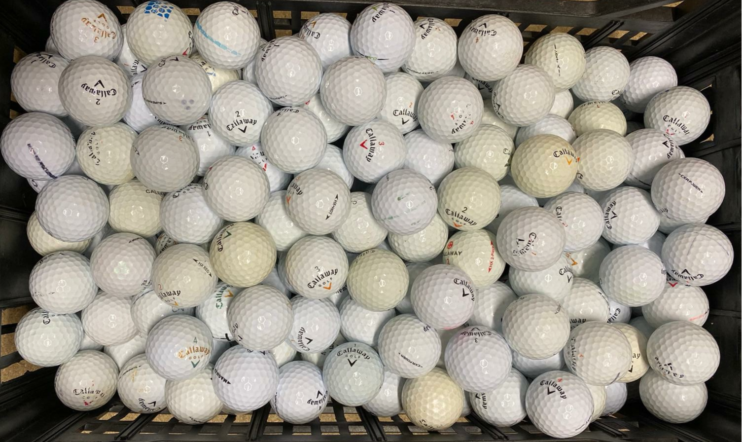 Mand met golfballen golf balls callaway mix