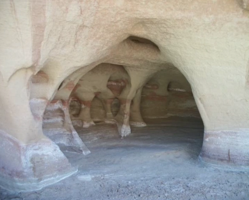 Paria river heeft bij een droog staande bedding heel veel van dit soort grotjes, uitgesloten door het water