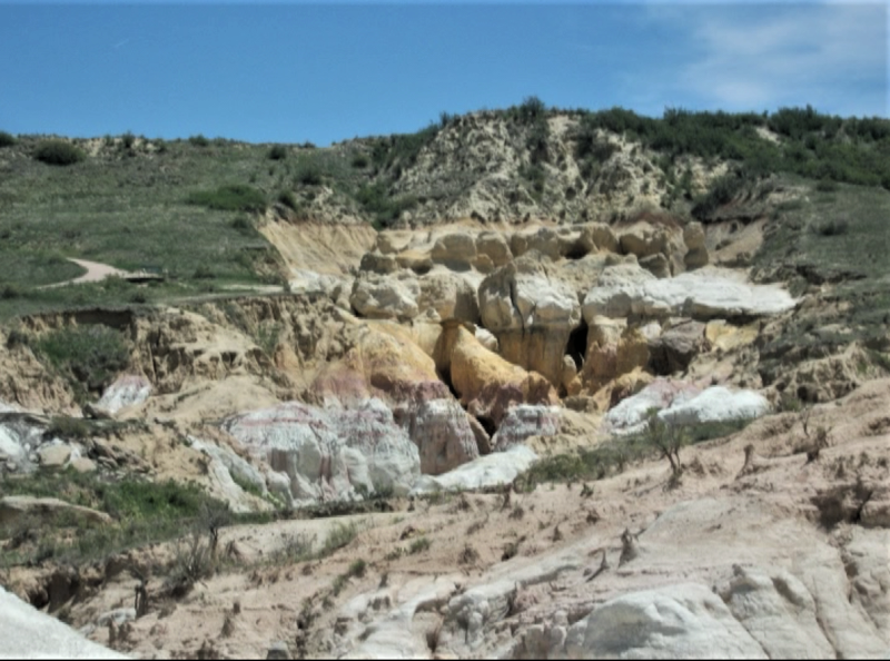 Paint mines, zo ontstaat de hoodoo. door de weersinvloeden wordt het zand verwijderd en komen de kleurrijke hoodoos tevoorschijn