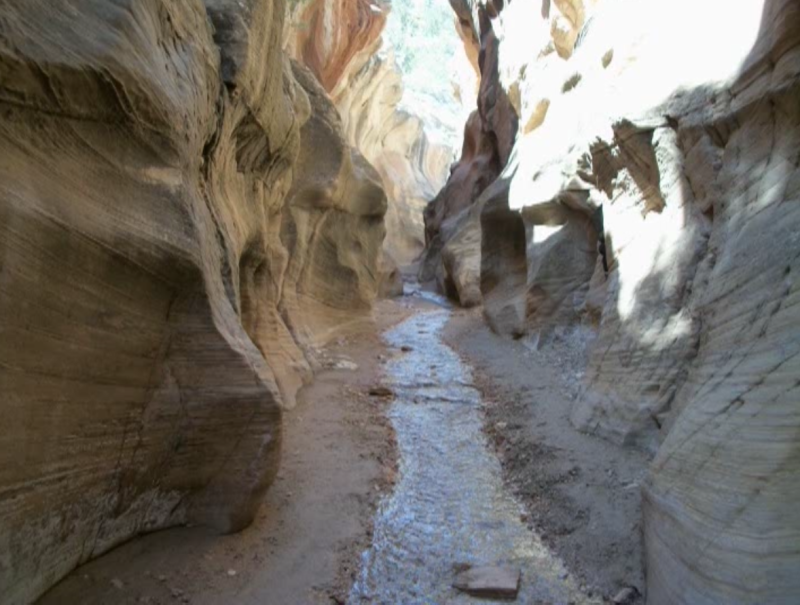Willis creek kan je goed combineren met Bull Valley gorge die 2 km verderop gelegen is