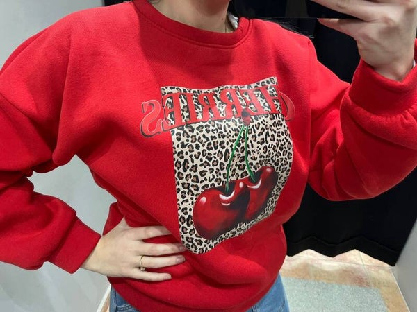 Sudadera roja cerezas