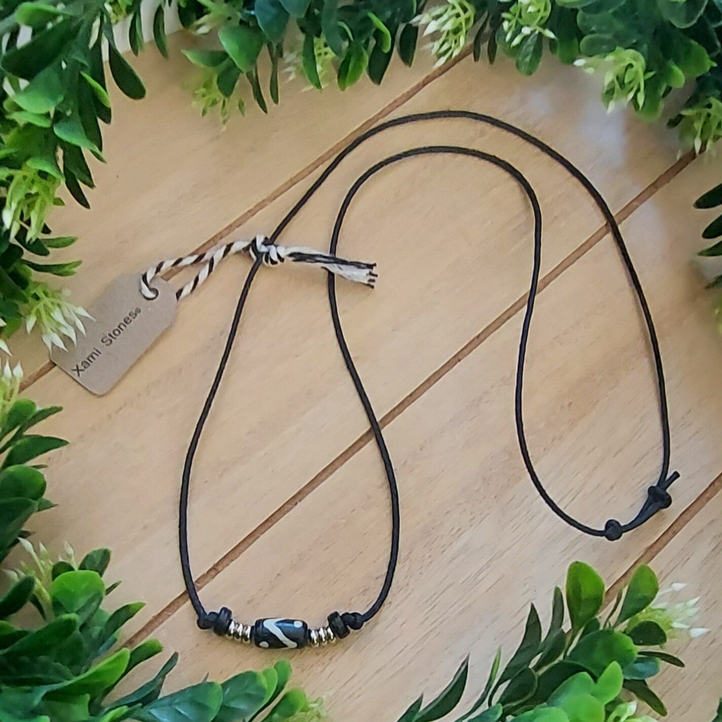 Ketting Black & White waxkoord met een mix van houten kralen