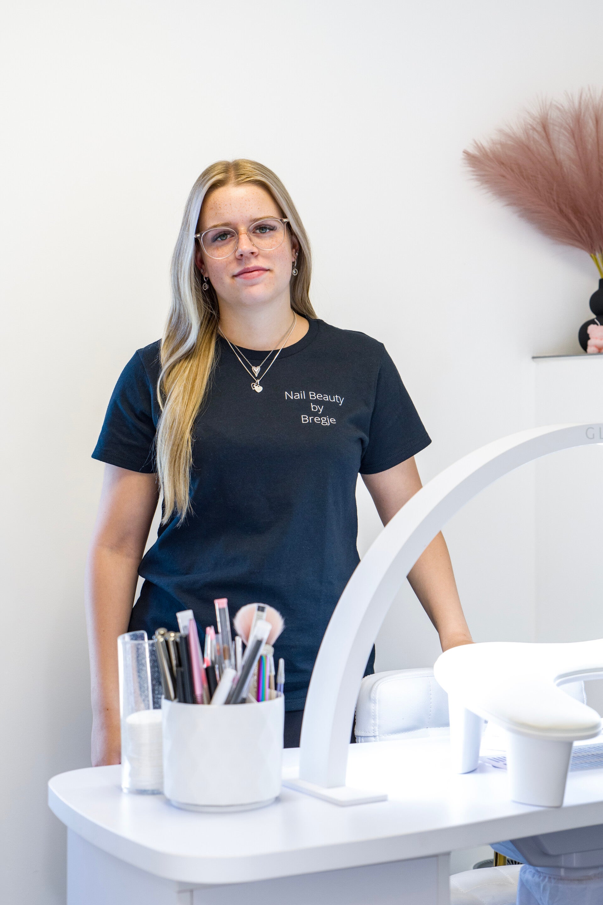 Nagelstyliste Bregje Bouwmans in haar Salon in Deurne