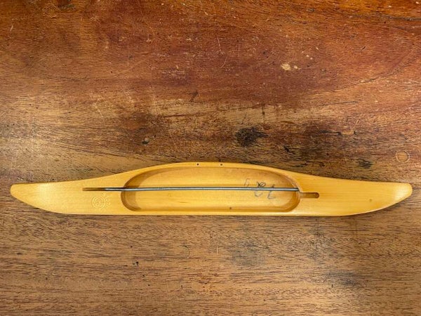 Damask-væveskytte, 32 cm. lang. 1½ cm. høj. med bund og fast ten.
