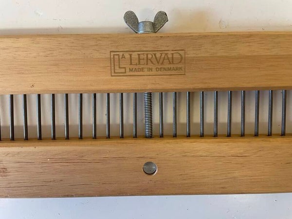 Redekam med ståltænder og trælister. 90 cm.