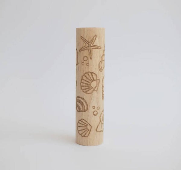 Houten klei- / zand roller schelpen