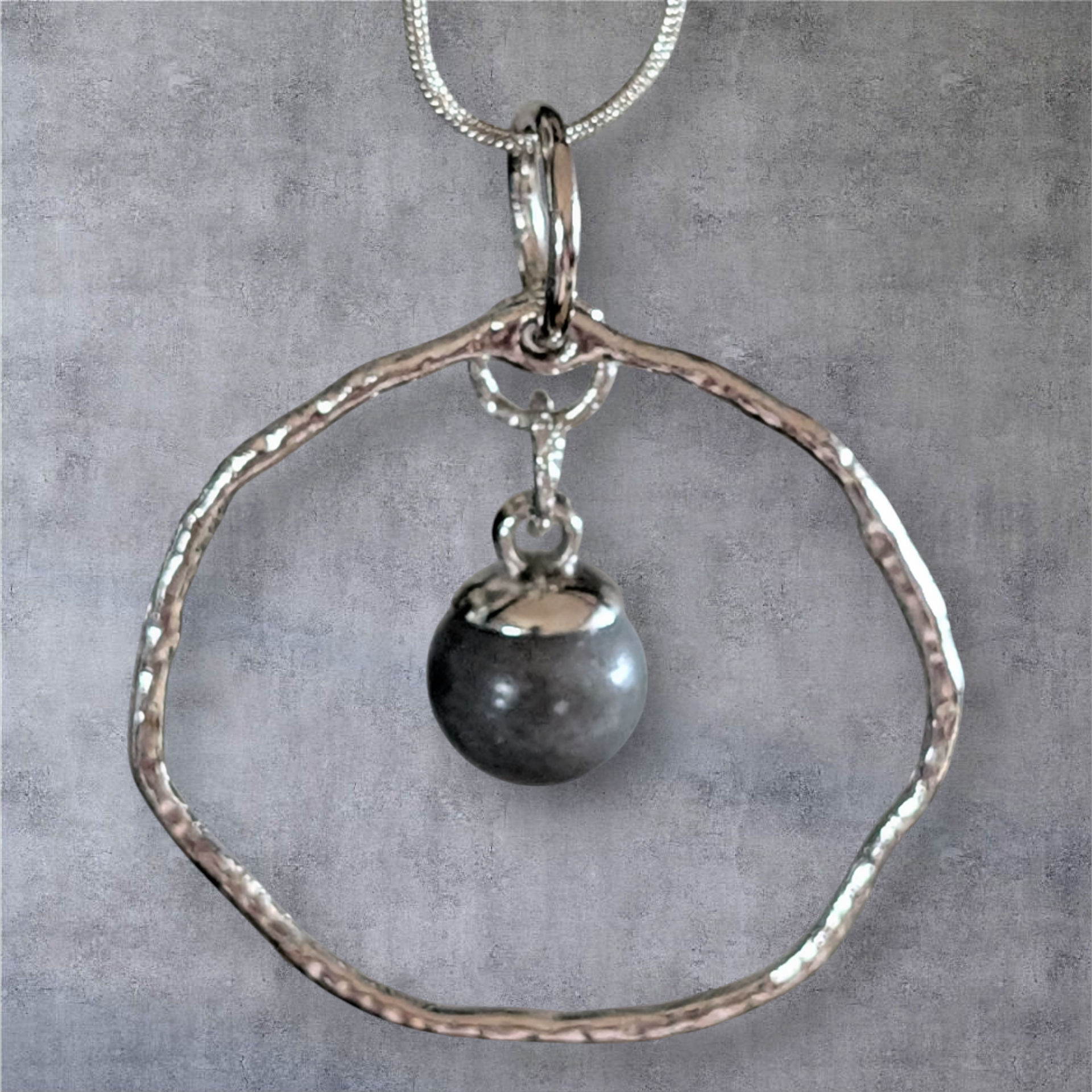 Betonschmuck Perle silbern Oval "Unikat"