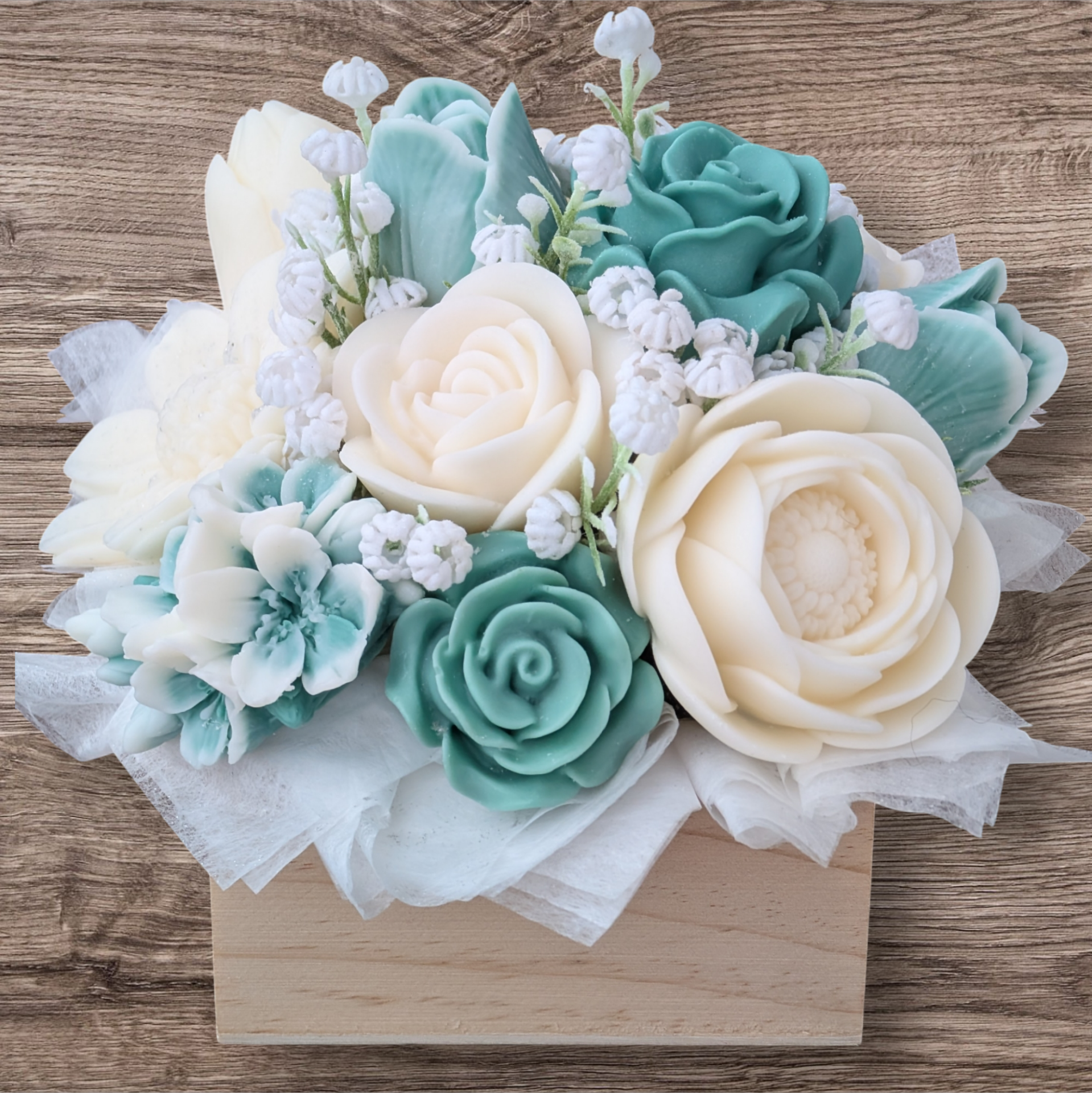 Wachsblumengesteck im Naturholzkästchen weiß/grün "S"