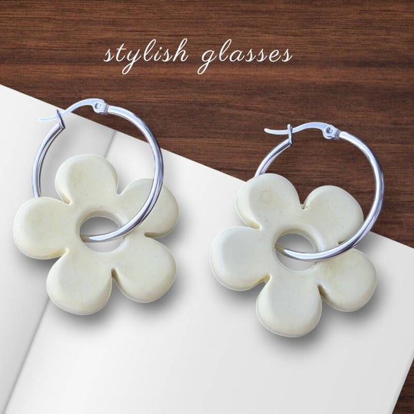Modeschmuck Ohringe mit Blumenanhänger aus Leichtbeton