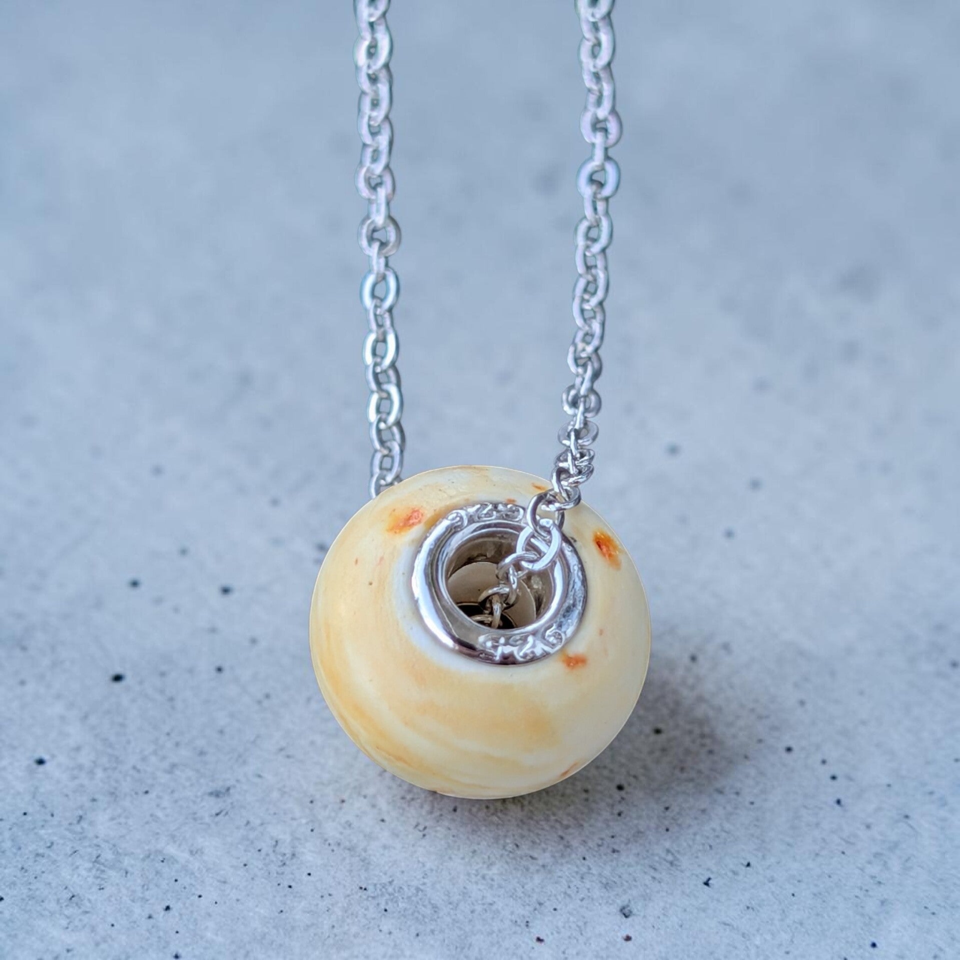 Kette mit Betonperle