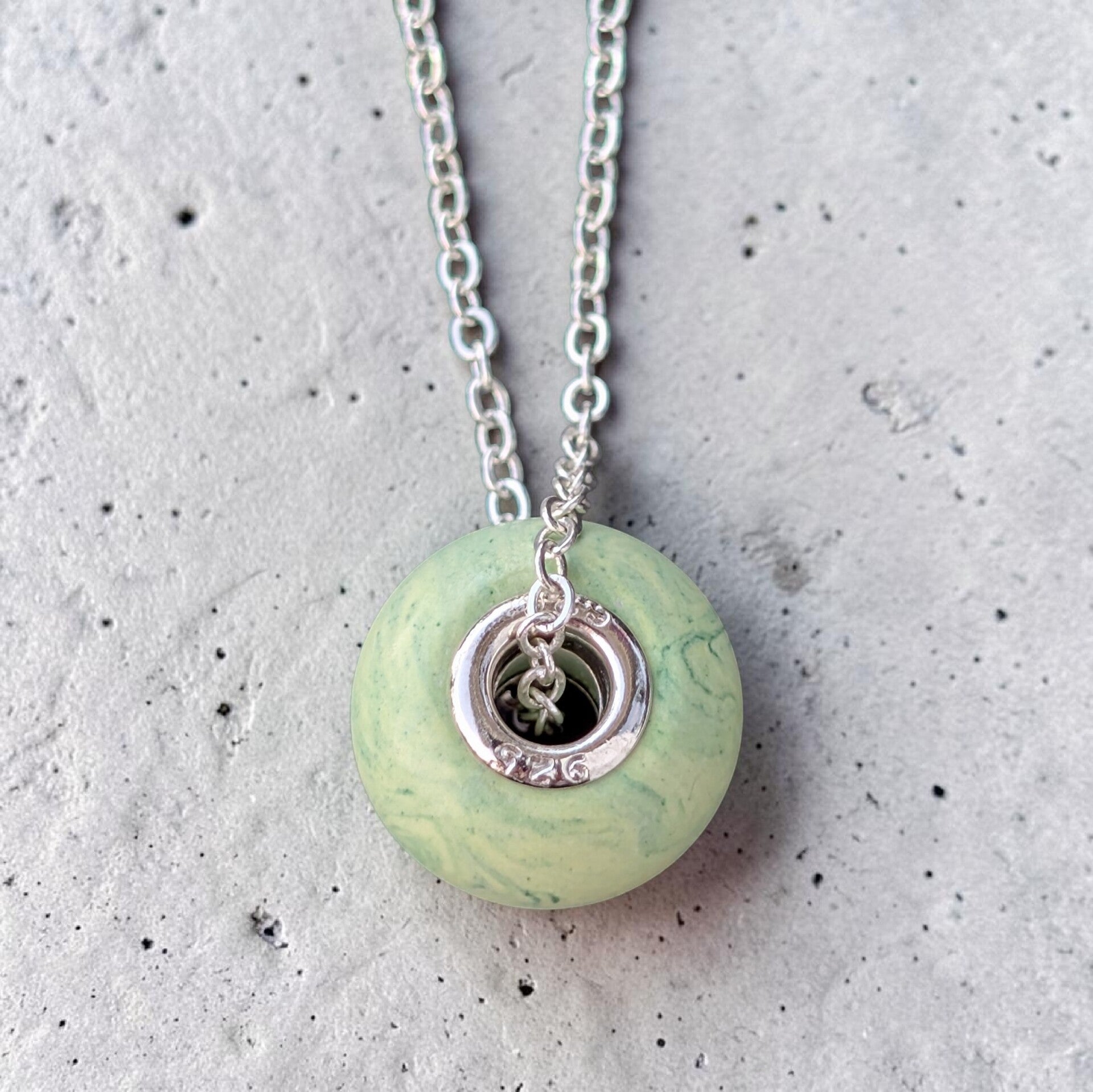 Modeschmuckkette mit Betonperle