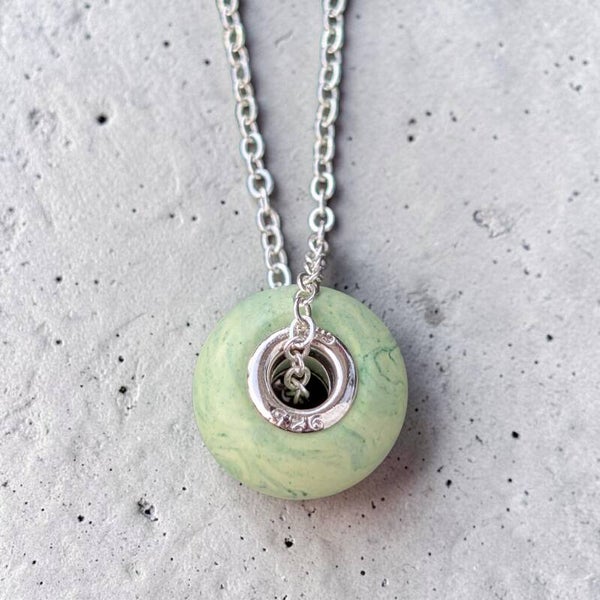 Modeschmuckkette mit Betonperle