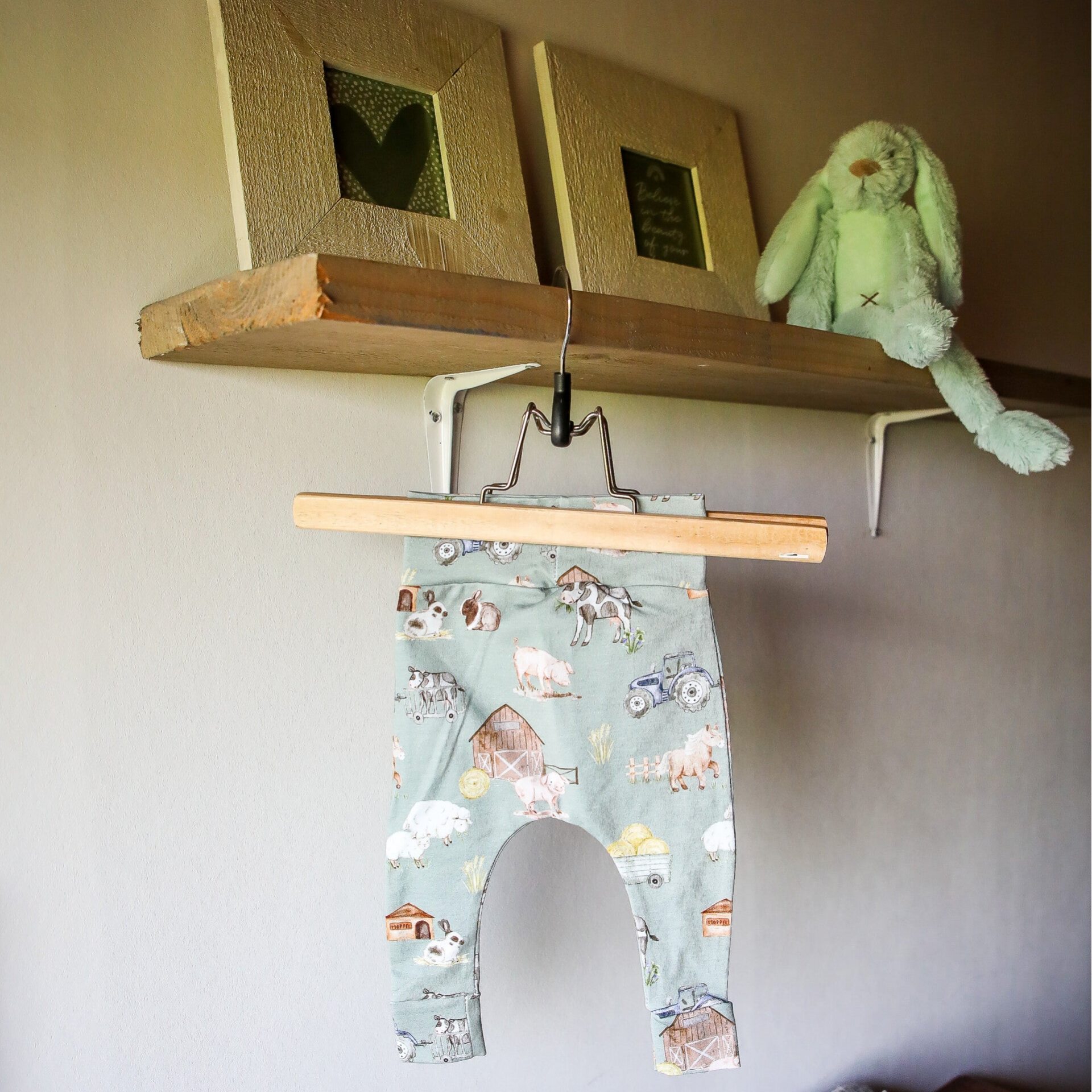 Baby broekje boerderij groen