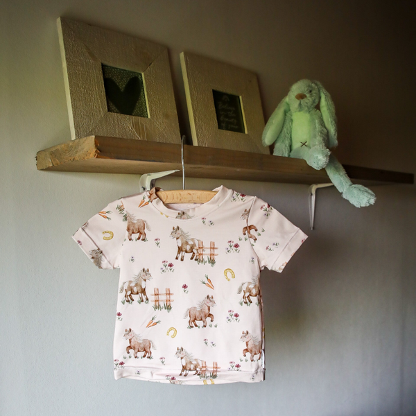 T-shirt paard met hoefijzers