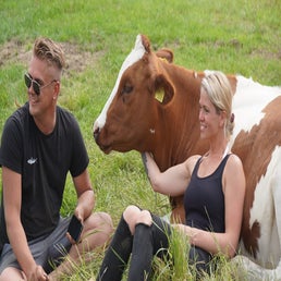 brian en siobhan knuffelen met koeien.jpeg