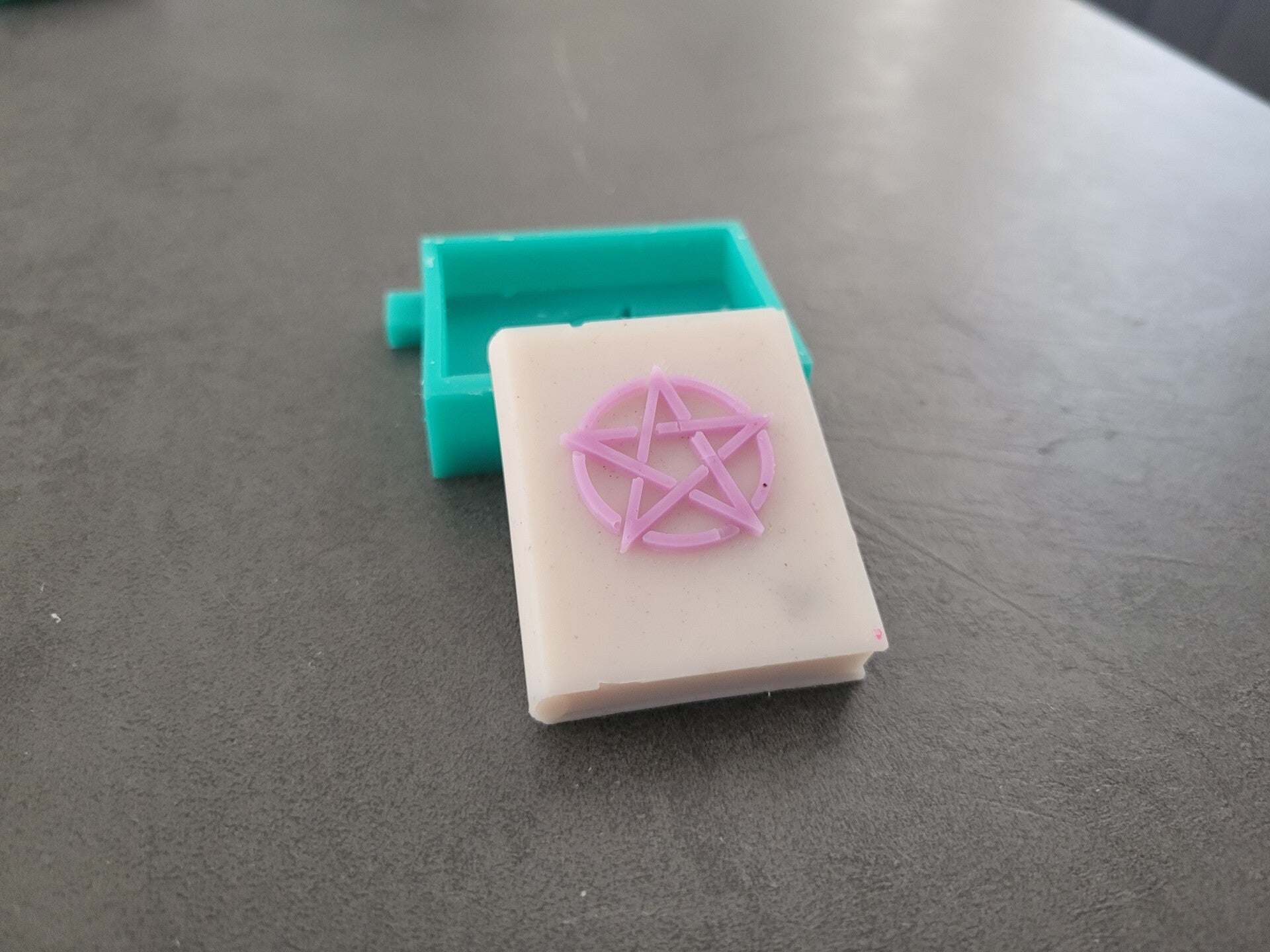 Moule livre halloween