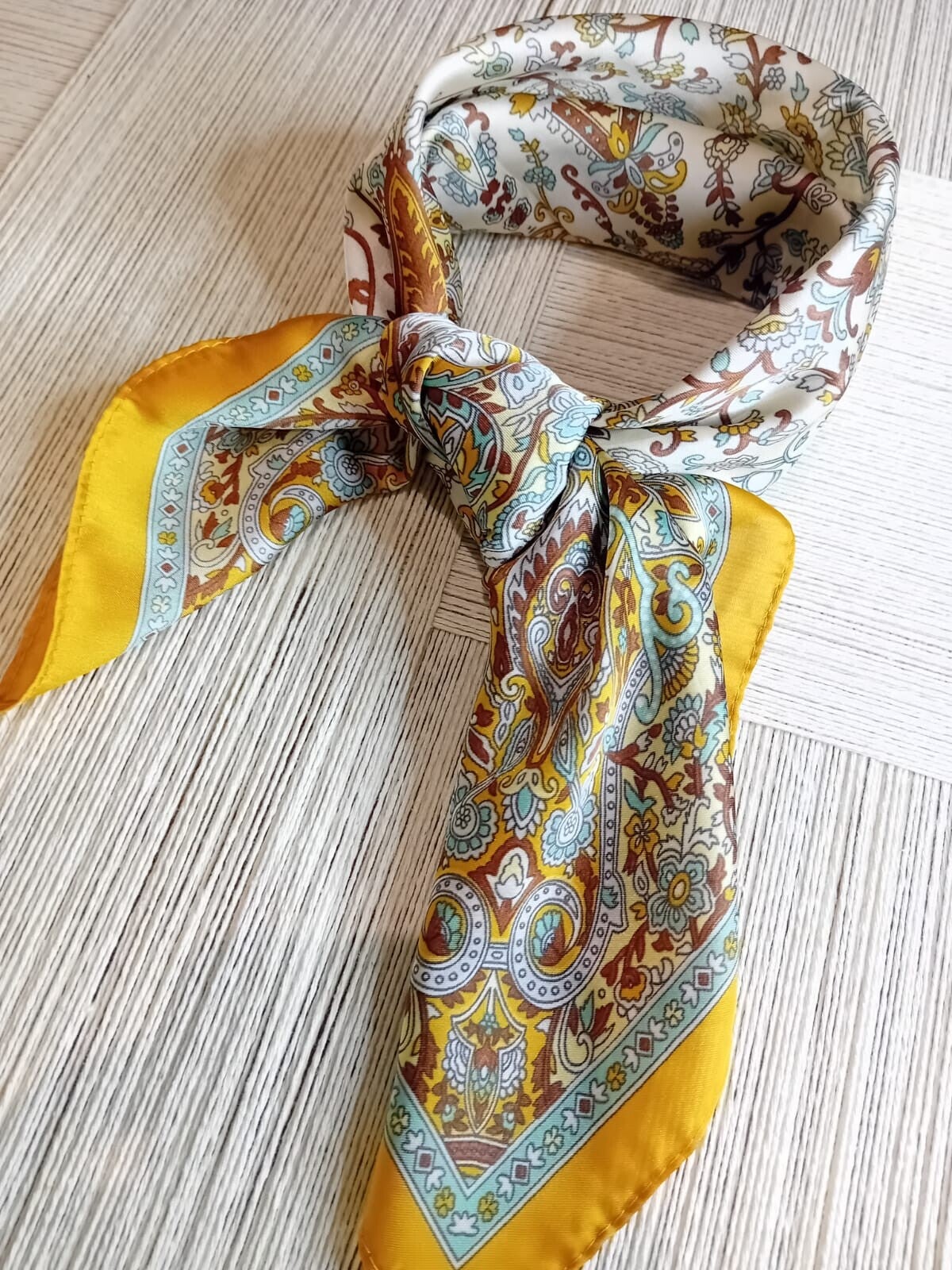 sjaaltje geel en beige