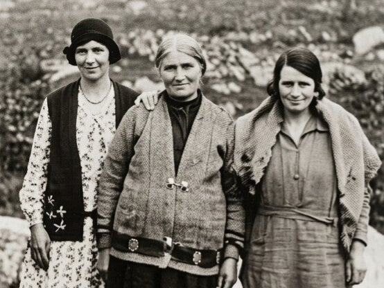A group of Hebridean women standing outside a blackhouse