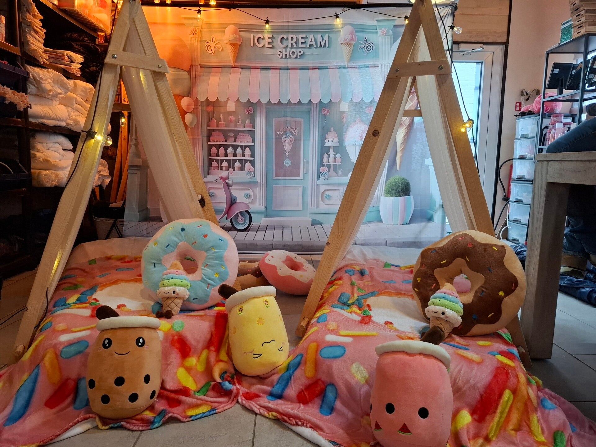 Meisjes beleven een magisch Unicorn Friends slaapfeestje met eenhoorndecoraties en tipi's in West-Vlaanderen.