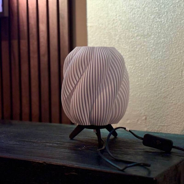 Swirl shade lamp