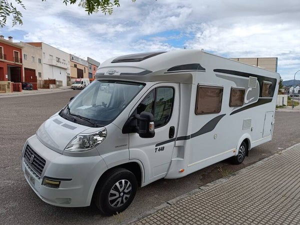 CARADO T448 CAMAS GEMELAS + BASCULANTE